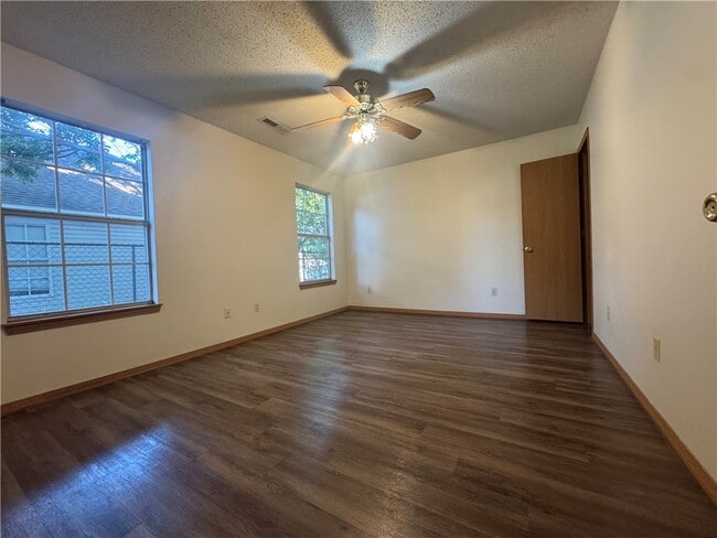Building Photo - 1502 Cresent Dr