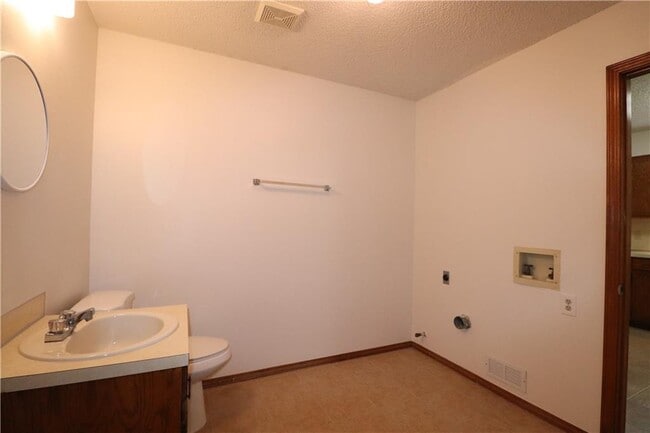 Building Photo - 2701 Dividend Dr