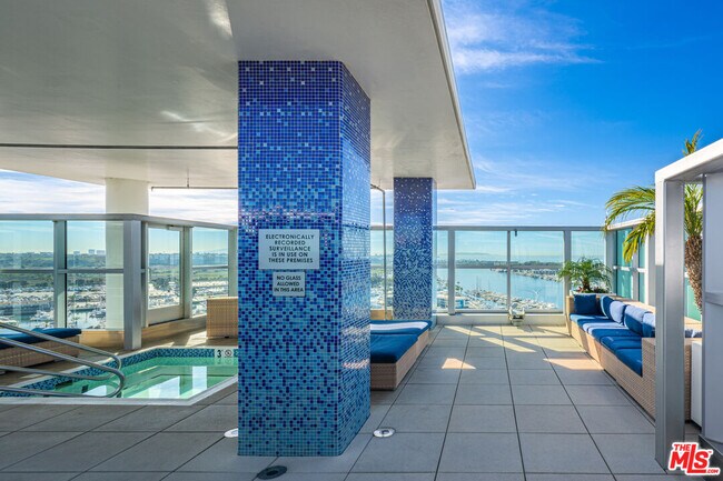 Building Photo - 13700 Marina Pointe Dr