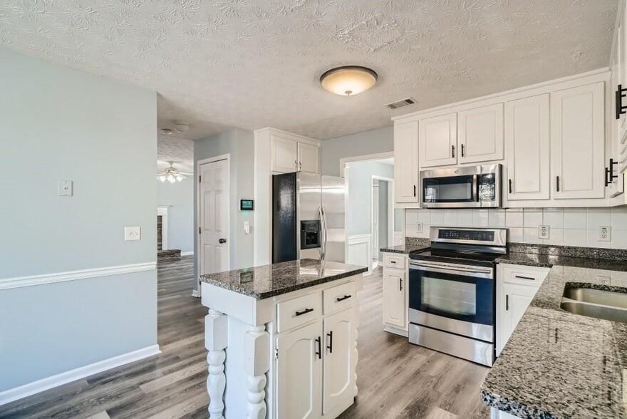 Building Photo - 391 Lake Valley Dr SW