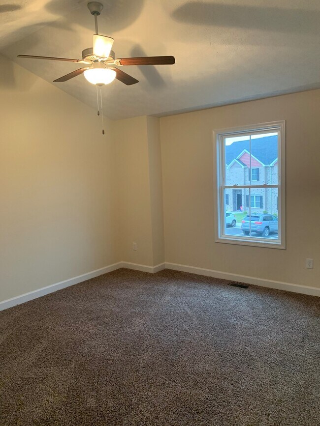 Building Photo - ***$500 Off First Months Rent*** Cedar Point Townhouse for Rent!