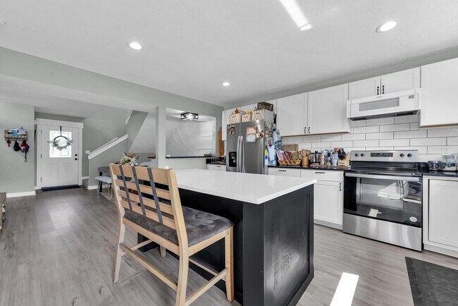 Building Photo - 1945 Woodcrest Rd