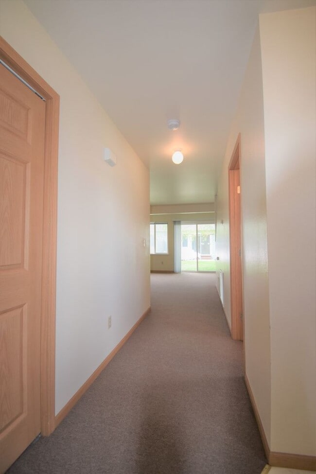 Building Photo - Centrally Located 3b 1.5ba Townhouse with attached Garage and Patio!