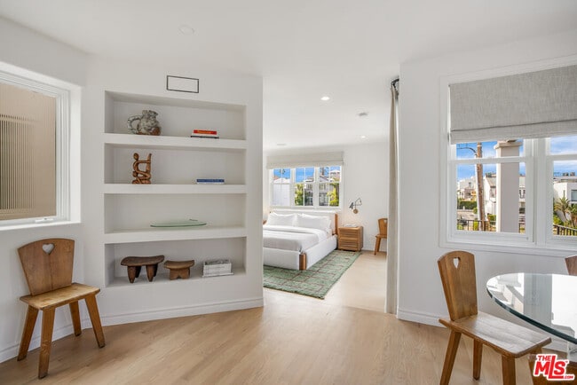 Building Photo - 5201 Vía Donte