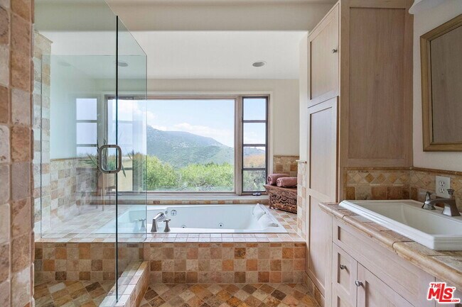 Building Photo - 4370 Hillview Dr