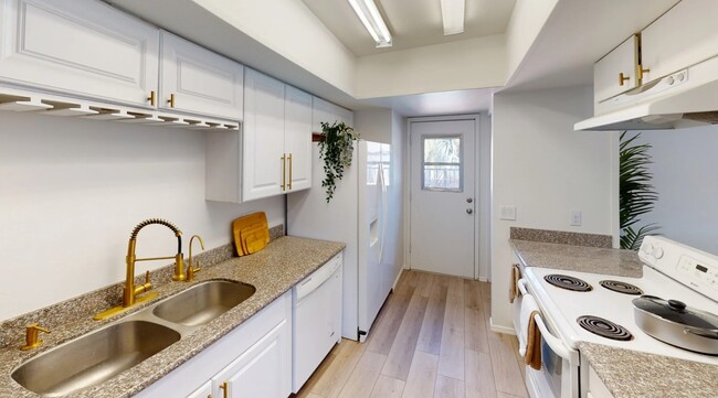 Building Photo - 328 E Dunbar Dr