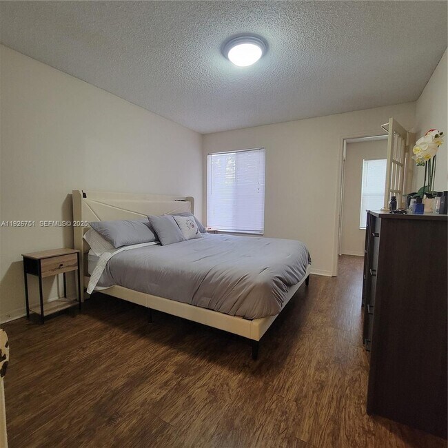 Building Photo - 12400 Vista Isles Dr