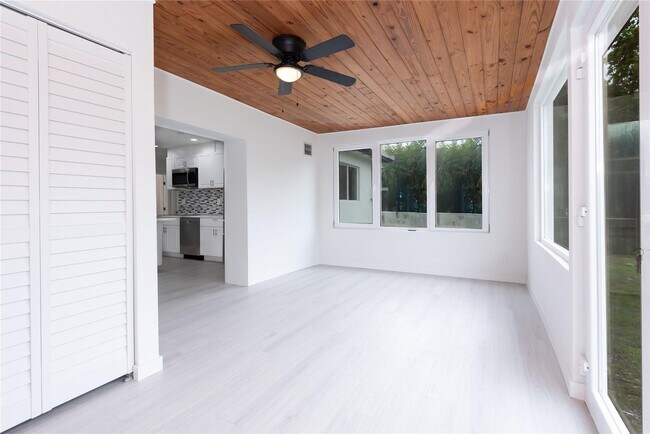 Building Photo - 713 SW 4th Ct