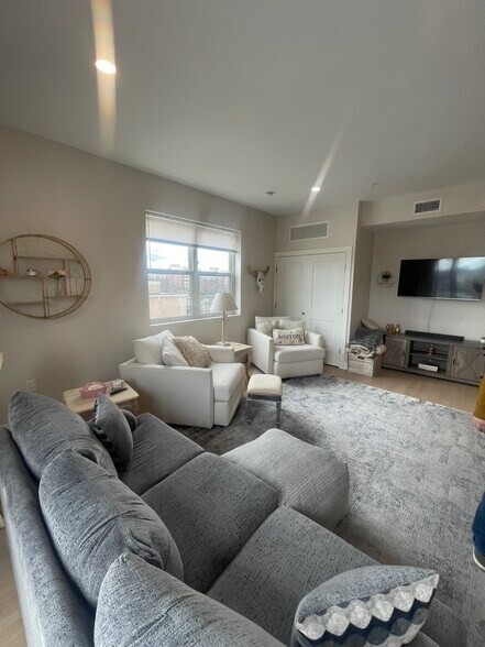 Building Photo - 99 Moody St