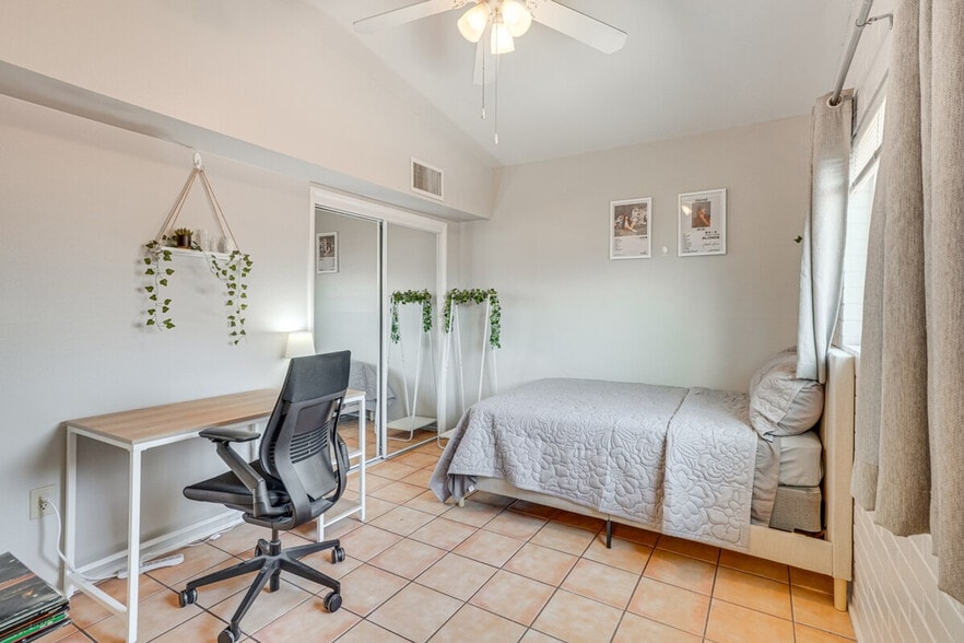 Building Photo - 858 E Alturas St