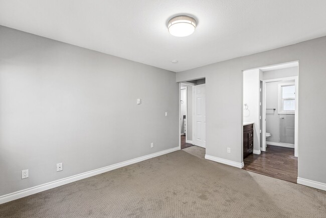 Building Photo - 2 bed 1.75 bath - includes water/sewer/gar...