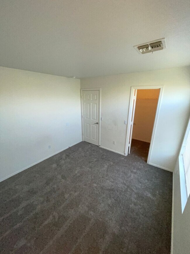 Building Photo - 5707 S 31st Dr