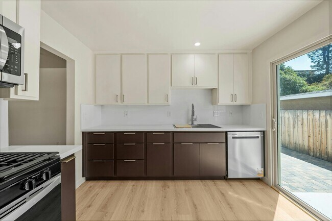 Building Photo - 6165 Severin Dr