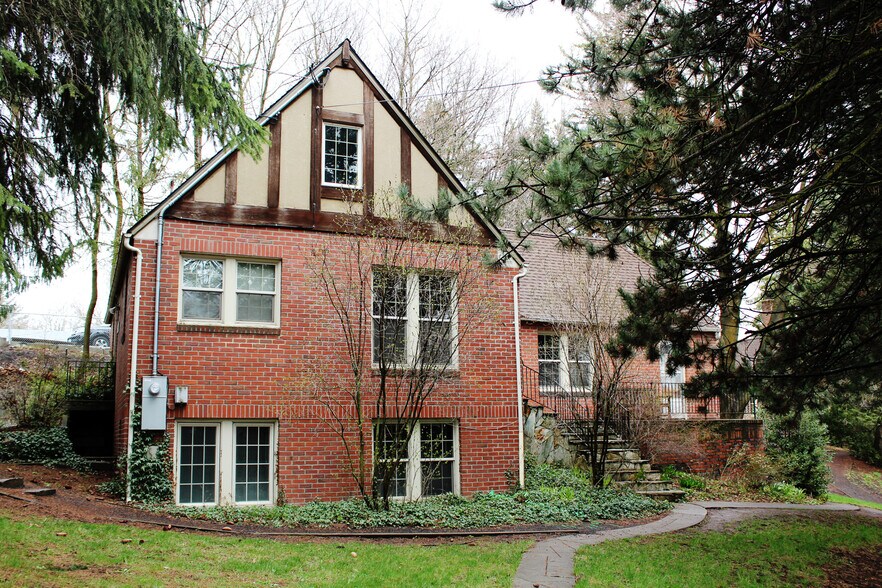 Primary Photo - 935 NE B St