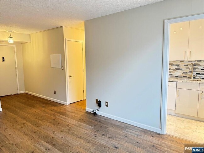 Building Photo - 160 Overlook Ave