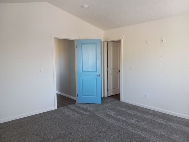 Building Photo - Stylish Comfort in the Heart of Pullman