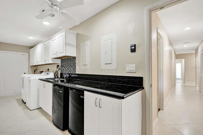 Building Photo - 2527 Lakes Dr