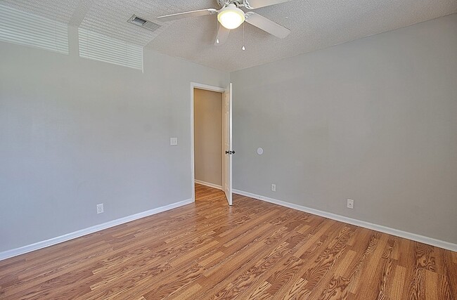 Building Photo - 910 Brett Dr