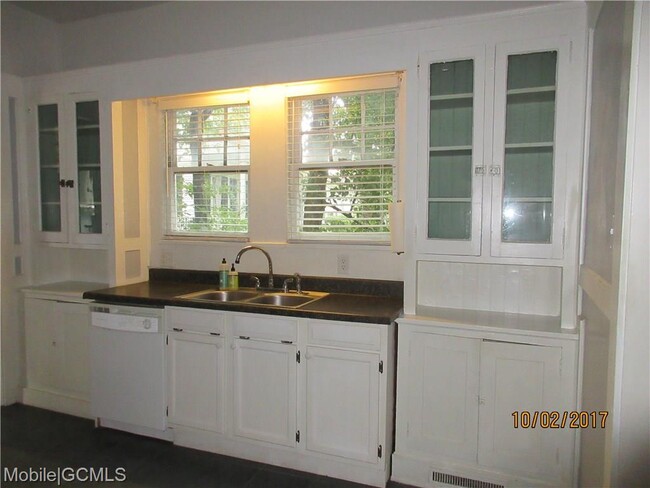 Building Photo - 1576 Dauphin St
