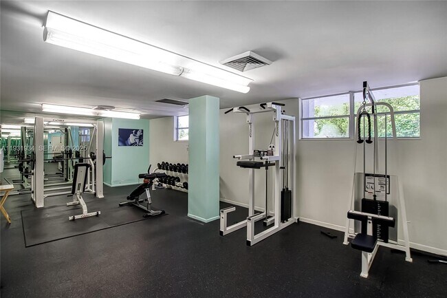 Building Photo - 400 Leslie Dr