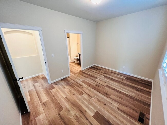 Building Photo - Stunning 5 bedroom W/Bed & Full Bath on Main Floor