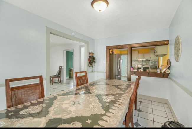 Building Photo - 707 W Cleveland Ave