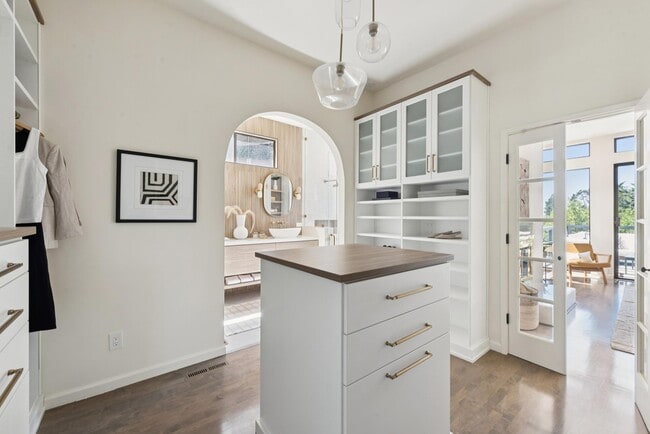 Building Photo - 2861 Chelsea Dr