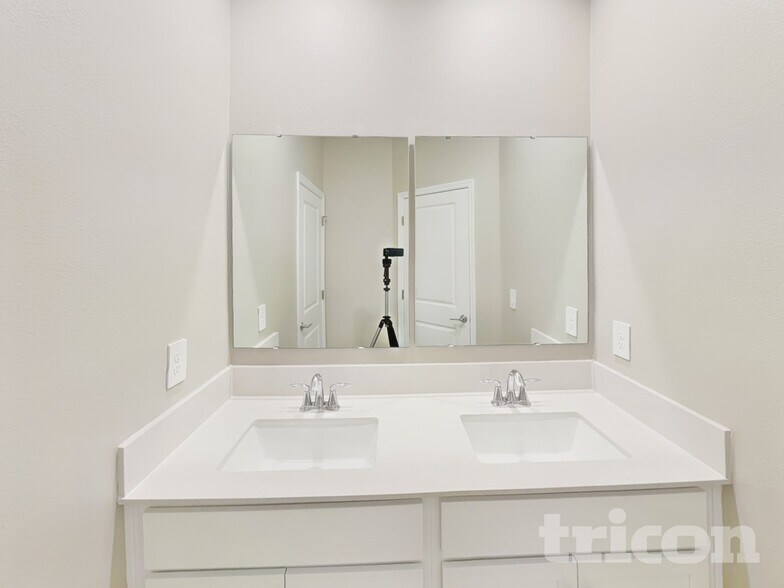 Building Photo - 722 Abita Aly