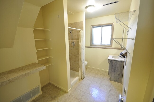 Building Photo - Close to CSU! 3 Bed Home with Fenced Yard & Garage