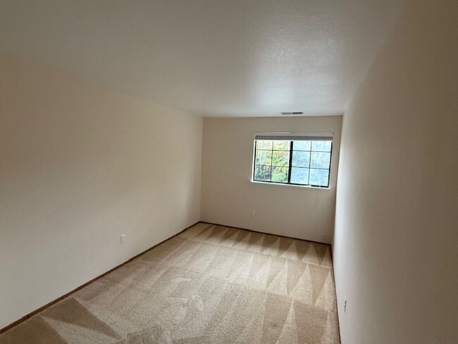 Building Photo - 3-Bedroom Pinole Townhouse with Spacious L...