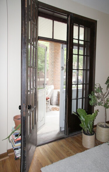 Building Photo - 906 N Oakley Blvd