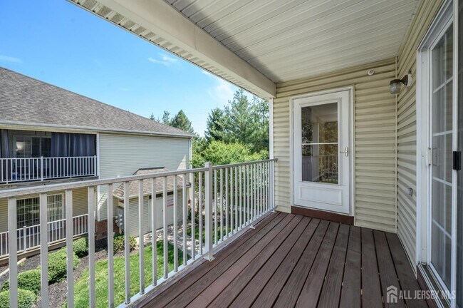 Building Photo - 303 Pinelli Dr