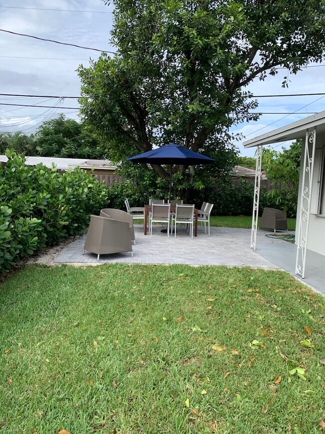 Building Photo - 707 NE 22nd Dr