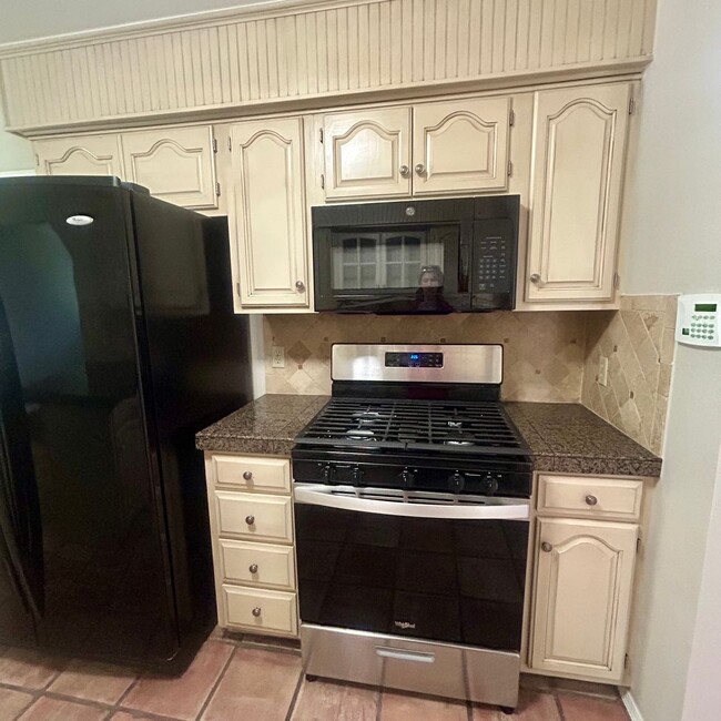 Building Photo - Enjoy Coming Home To This Beautiful and Well Maintained Home Close To Shopping, Restaurants & More!