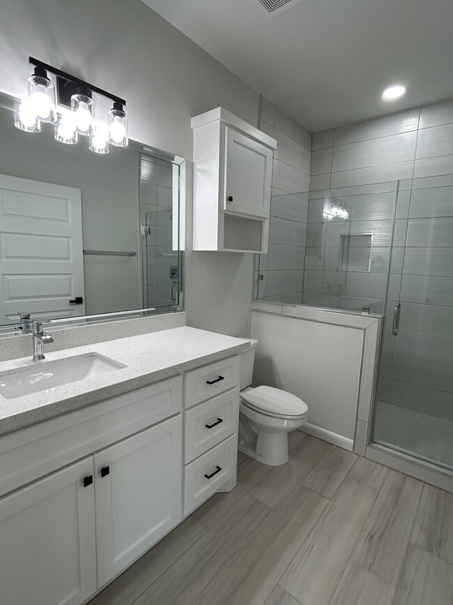 Building Photo - 1019 N Clarence Ave