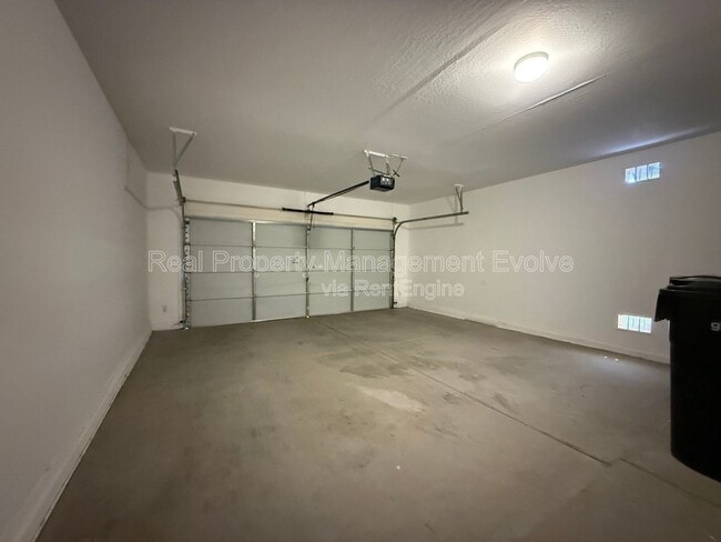 Building Photo - 1315 E Walnut Rd