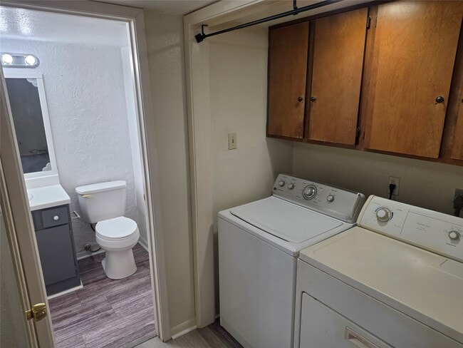 Building Photo - 3025 Walnut Bend Ln