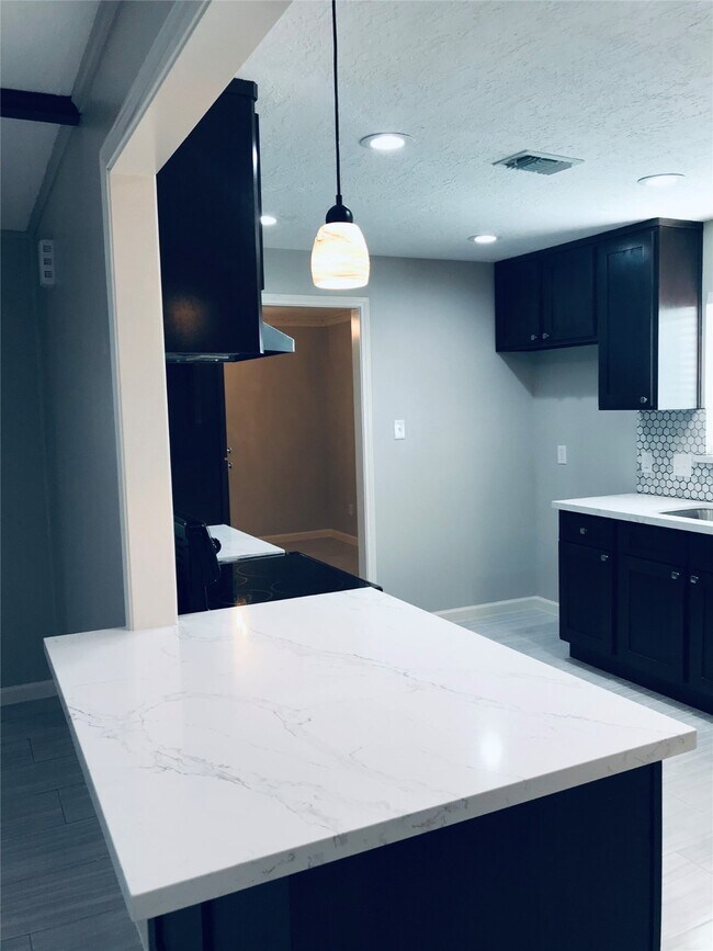 Building Photo - 3110 Springhill Dr