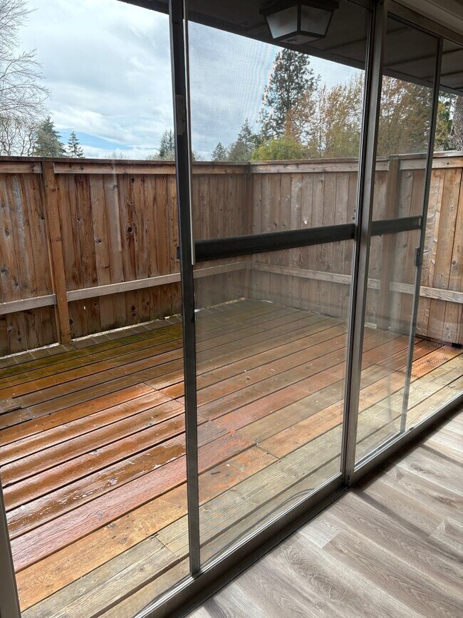 Building Photo - Beautiful townhome in the heart of Tigard ...