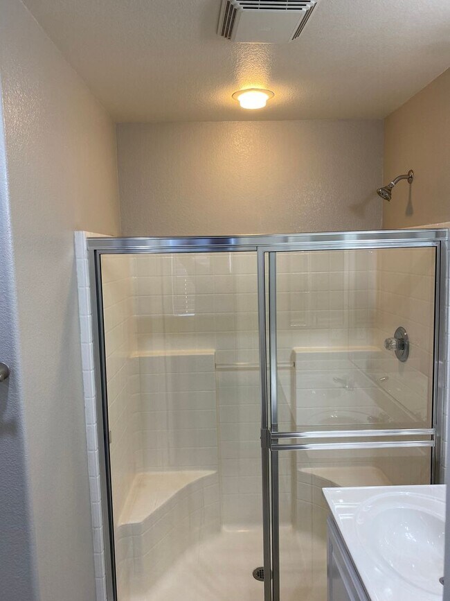 Building Photo - NW!!! 4 bedrooms!!! Pool and Spa!!! All ti...