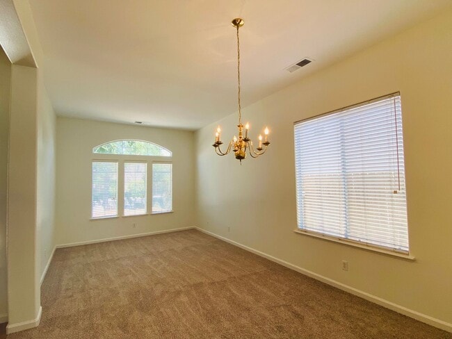Building Photo - $2,795 Peach & Alluvial, Pool + Clovis Trail Access | W. Fallbrook Ave, Clovis
