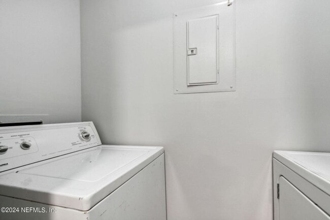 Building Photo - Renovated Condo in a Convenient Location!