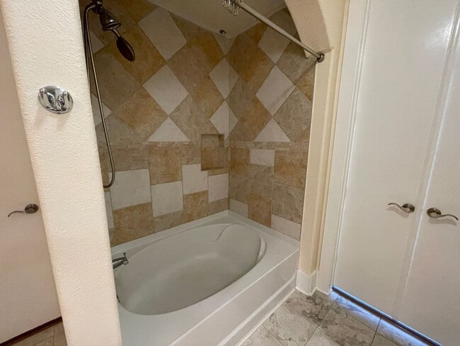 Building Photo - Spectacular 1-Bed/1-Bath w/ Office and STO...
