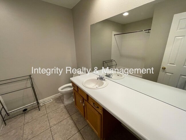 Building Photo - 9106 W Phillips Dr