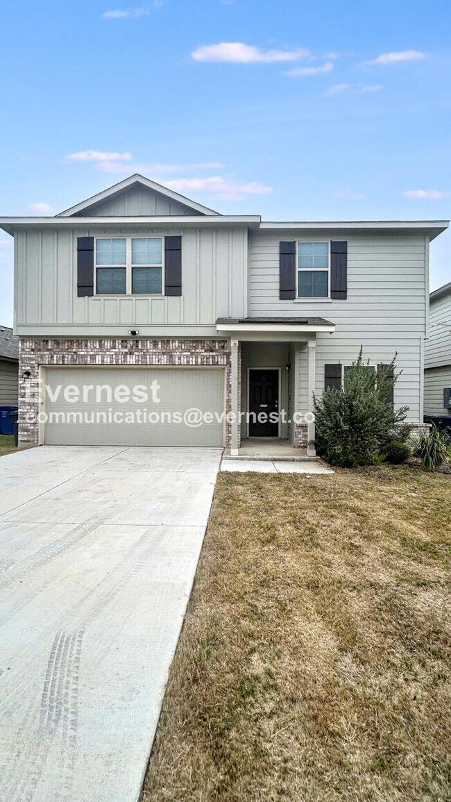 Building Photo - 5 Bed / 2 Bath Home with Fenced Yard & Garage / Pet-Friendly / Vouchers Accepted / Available Now!...