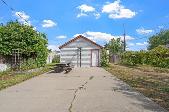 Building Photo - 112 W Amherst Ct