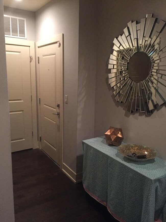 Building Photo - 4234 S Ellis Ave