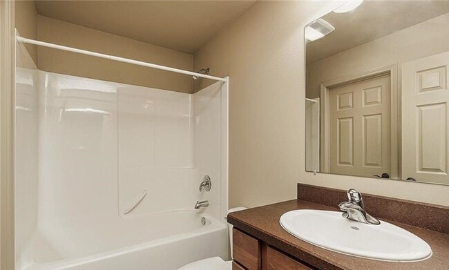 Building Photo - 4 bed 2 1/2 bath home!