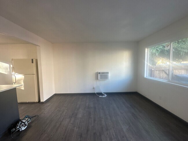 Building Photo - 380 Angelus St