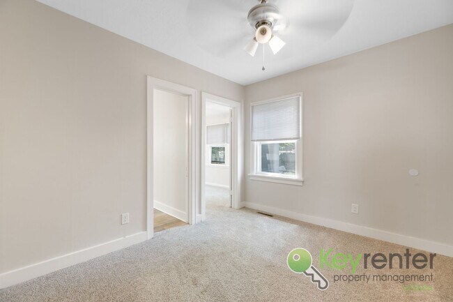 Building Photo - 3 Bed 1 Bath In Quiet Neighborhood